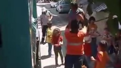 Temizlik personellerinden çocuklara yürek ısıtan sürpriz