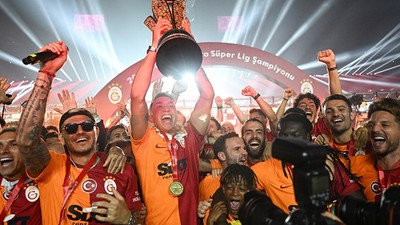 Galatasaray'ın yıldızı Dries Mertens futbolu bıraktı