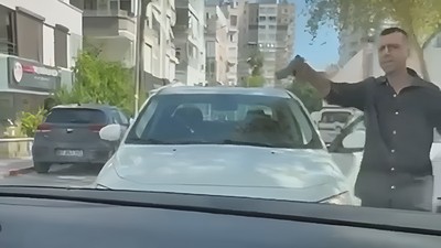 Antalya'da trafikte kadınlara silah çeken şahıs yakalandı