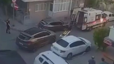 Bağcılar'da aranan şüpheli, polise yakalanmamak için çatıdan atladı