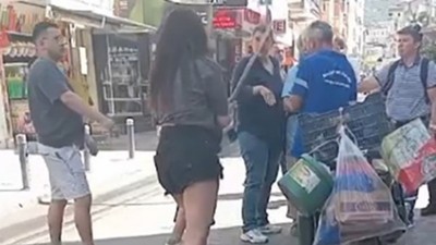 İzmir'de 2 genç kız, temizlik işçisini sopayla darp etti! Mahkeme o görüntüler sonrası acımadı