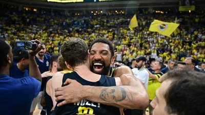 Beşiktaş Fibabanka'yı final serisinde 4-1 yenen Fenerbahçe Beko Basketbol Süper Ligi'nde şampiyon
