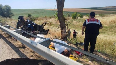 Edirne'de otomobil ağaca çarptı: 2'si çocuk 5 kişi hayatını kaybetti