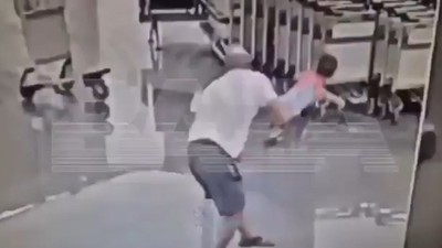 Havalimanında dehşet: 18 aylık bebeği yere fırlattı