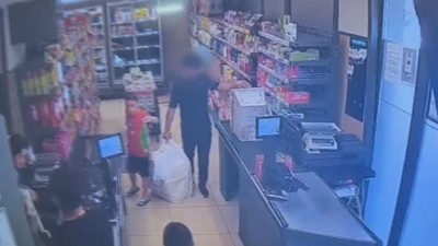Market hırsızını kameralar ele verdi: Ev sahibi kendi kiracısı olduğunu fark etti