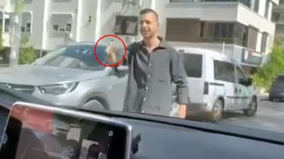 Trafikte dehşet: Kadınlara silah çekti, evinden cephanelik çıktı