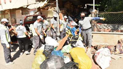 6 katlı binadan 20 kamyon çöp çıktı! Çöp ev görenleri şaşkına çevirdi