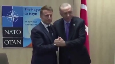 Cumhurbaşkanı Erdoğan’dan Lahey’de Macron’a net mesaj: Vücut diliyle üstünlük çabası sonuçsuz kaldı