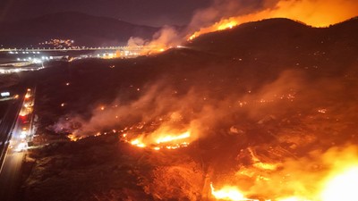 İzmir'in Aliağa ilçesinde çıkan orman yangınına müdahale sürüyor
