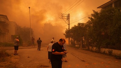 İzmir'de iki ayrı noktada orman yangınlarına müdahale ediliyor
