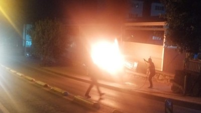 Boşanmak isteyen eşinin aracını kundakladı: O anlar kamerada