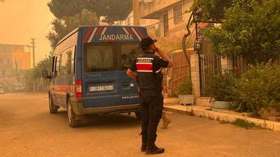 Seferihisar'da alevlerin yaklaştığı mahalle tahliye ediliyor