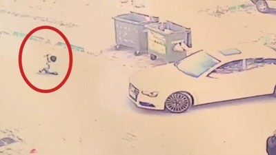 Bursa'da otomobil çocuğun üzerinden geçti! Kaza anı kamerada