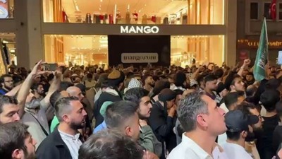 Leman Dergisi’ne tepkiler sürüyor: İstiklal’de protesto edildi! Binaya tırmanıp bayrak astı