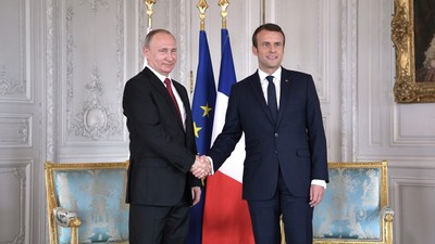Putin ile Macron 3 yıl aradan sonra ilk kez görüştü