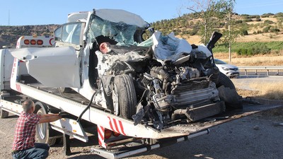 Tırın altına giren otomobil kağıt gibi ezildi: Baba ve 3 çocuğu hayatını kaybetti