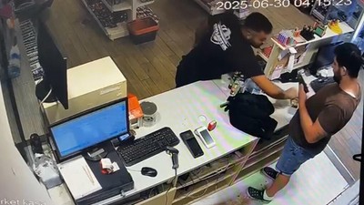 Veresiye sigara vermeyen market çalışanı bıçaklandı: O anlar kamerada