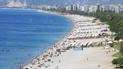 Antalya'da sahiller doldu taştı! Sıcağı gören denize koştu