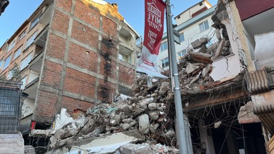 İstanbul'da banyo duvarı olmayan bina