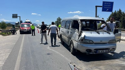 Sakarya'da minibüs devrildi: 6 yaralı