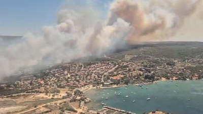 Yangınlar Çeşme'ye sıçradı: Otluk alanda çıkan yangına müdahale devam ediyor