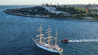 İstanbul Boğazı'ndan tarihi yelkenli Nava Scoala Mircea geçti