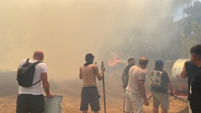 Antalya'da aynı yerde bir yangın daha! Turistler seferber oldu