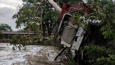 Teksas'ı sel vurdu: 45 dakikada 8 metre yükseldi! 51 ölü 27 kayıp