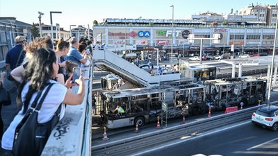 İstanbullular Bakırköy'de yanan metrobüsü fotoğrafladı