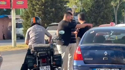 İzmir Bayraklı'da motosiklet sürücüsüne darp anları kamerada: 2 gözaltı