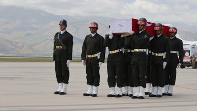 Pençe-Kilit bölgesinde şehit olan askerler için Hakkari'de tören düzenlendi