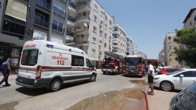 Antalya'da evde çıkan yangında dumandan etkilenen 7'si çocuk 10 kişi hastaneye kaldırıldı