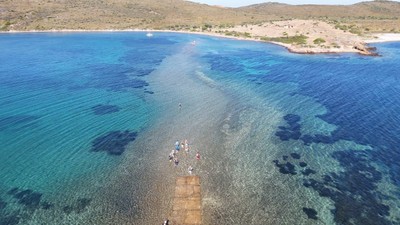 Türkiye’de eşi benzeri yok: Balıkesir Ayvalık'ta denizin üstünde yürüdüler!