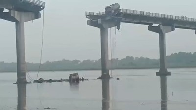 Hindistan'da köprü çöktü: Çok sayıda ölü var