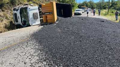 Kastamonu’da asfalt yüklü hafriyat kamyonu devrildi