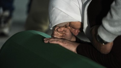 Srebrenitsa Soykırımı’nın 30’uncu yılında toprağa verilecek 7 cenaze, gözyaşlarıyla karşılandı
