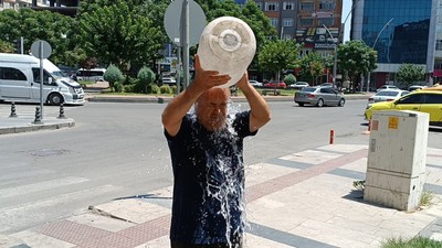 Batman'da sıcak hava bunalttı: Bidonla başına su döktü