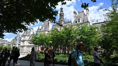 Paris'te tarihi belediye binasının avlusu küresel ısınma nedeniyle kent ormanına çevrildi