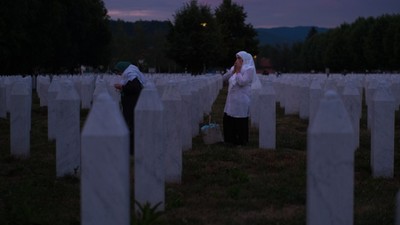 Srebrenitsa soykırımının 30. yıl dönümü! 7 kurbanın cenazesi anıt mezarlığa taşındı