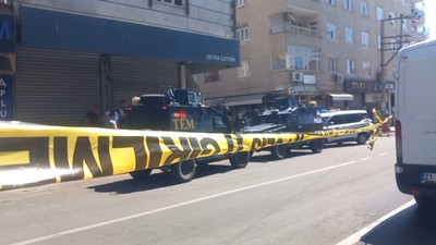 Aile içi şiddet ihbarına giden polislere ateş açıldı; 3 yaralı