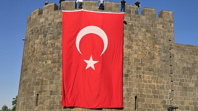 PKK'nın silah bırakmasının ardından Diyarbakır surlarına Türk bayrağı asıldı
