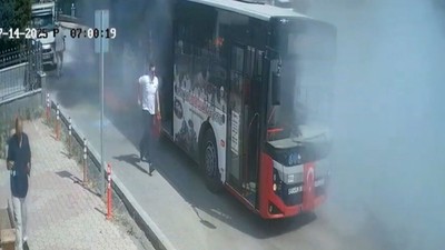 Belediye otobüsü alev alev yandı: Yolcular panikle kaçıştı