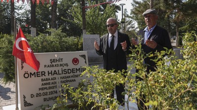 Emekli Korgeneral Zekai Aksakallı, şehit Ömer Halisdemir'in mezarını ziyaret etti