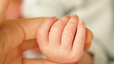 2 yaşındaki bebeğin böbreğindeki taş kapalı yöntemle alındı