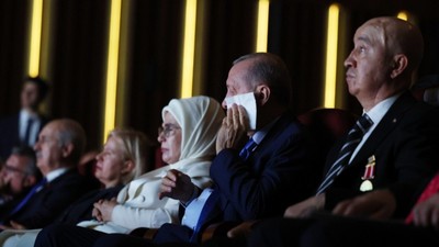 Cumhurbaşkanı Erdoğan gözyaşlarına hakim olamadı! 'En Uzun Gece' destanının ilk temsiline katıldı