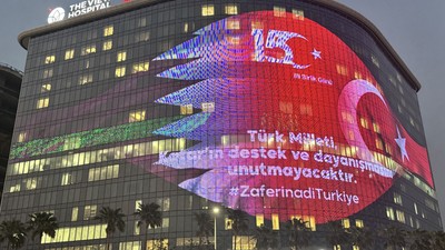 Doha'daki "The View Hospital", 15 Temmuz dolayısıyla Türk ve Katar bayraklarıyla aydınlatıldı