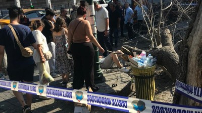 İstanbul Beşiktaş'ta ağaç devrildi: 3 yaralı