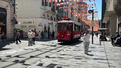 İstiklal Caddesi'nde kaza! Frenle gazı karıştıran sürücü tramvaya vurdu