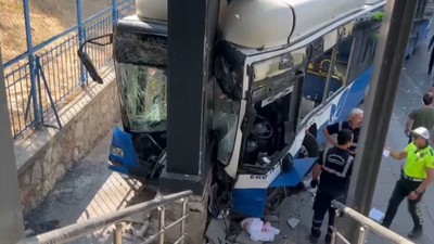 Ankara'da otobüs üst geçite çarparak kaza yaptı! Yaralılar var