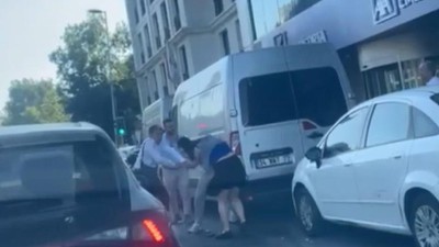 Beyoğlu'nda kadın yolcu taksiciyi tekme tokat dövdü! "Beynini dağıtırım senin"